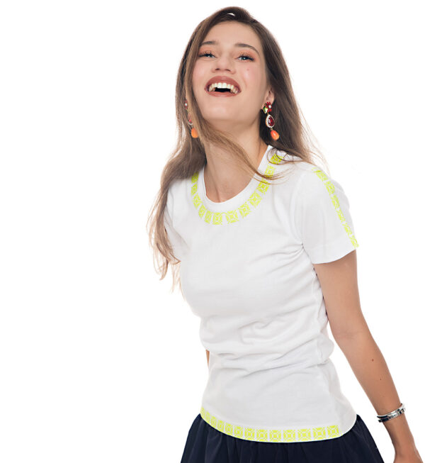 Tricou alb din bumbac broderie frontala galben neon