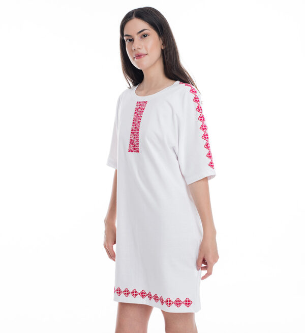 Rochie alba din bumbac broderie magenta